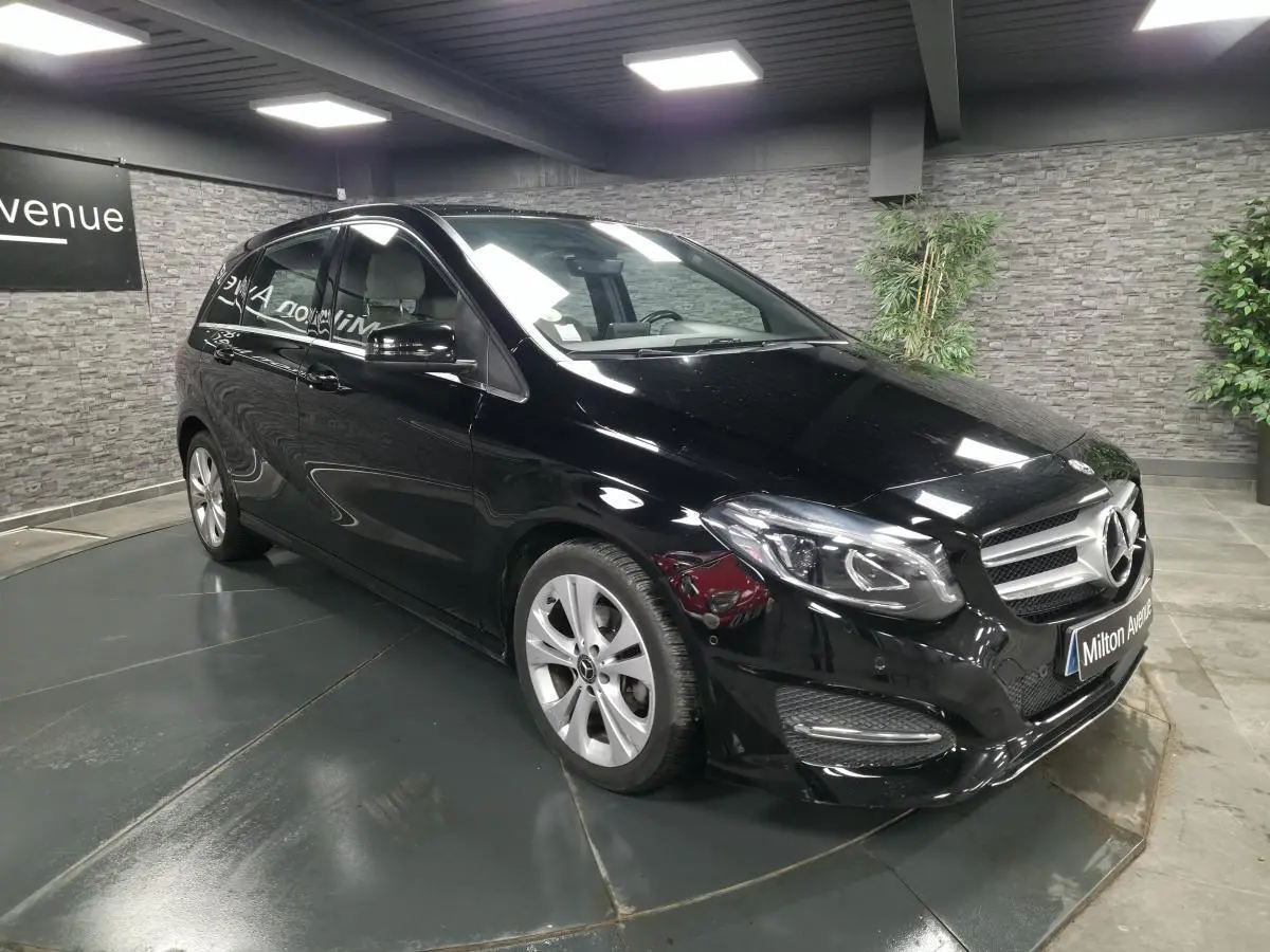 Mercedes Classe B 180 d Intuition noire vue en 3/4 avant droit, avec jantes alliage 17 pouces et calandre chromée.