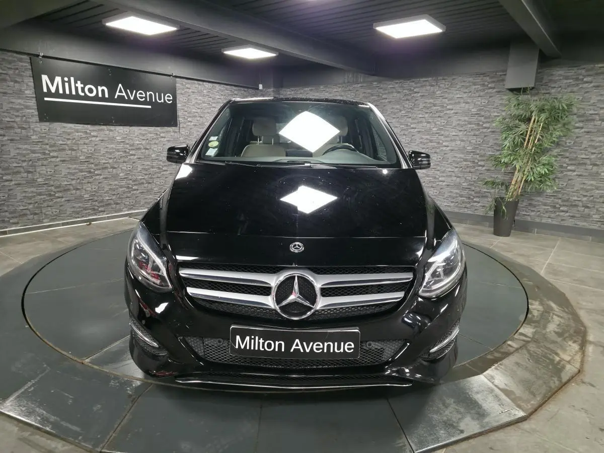 Mercedes Classe B 180 d Intuition noire vue de face, avec calandre chromée et logo étoile central lumineux.