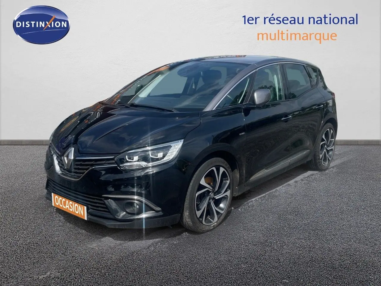 Renault Scénic IV noir en 3/4 avant droit, avec jantes alliage et feux LED distinctifs, sur fond neutre.