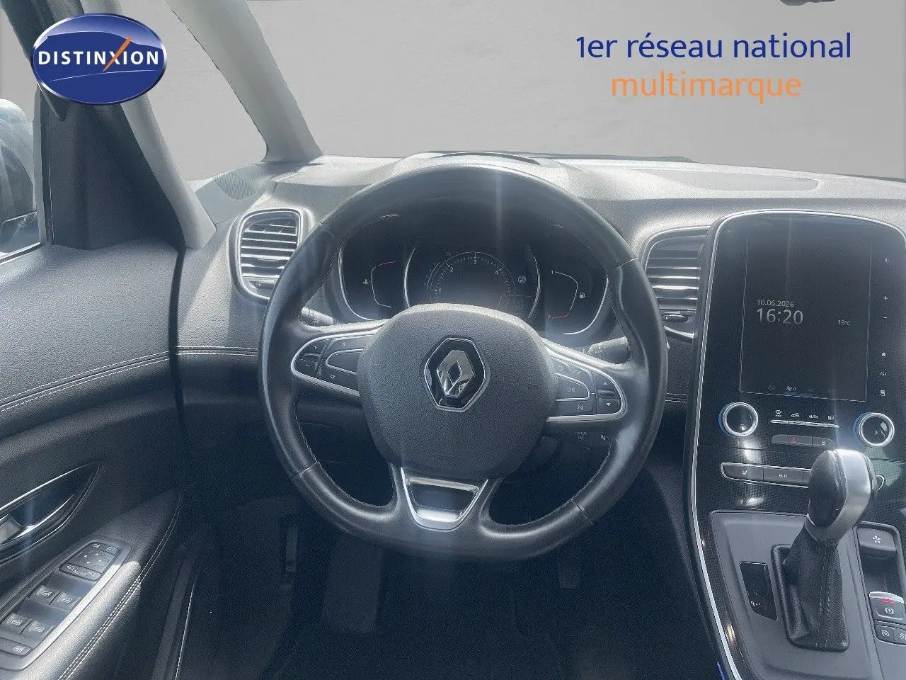 Vue intérieure centrée sur le volant noir et la console centrale avec écran tactile du Renault Scénic IV 2017.