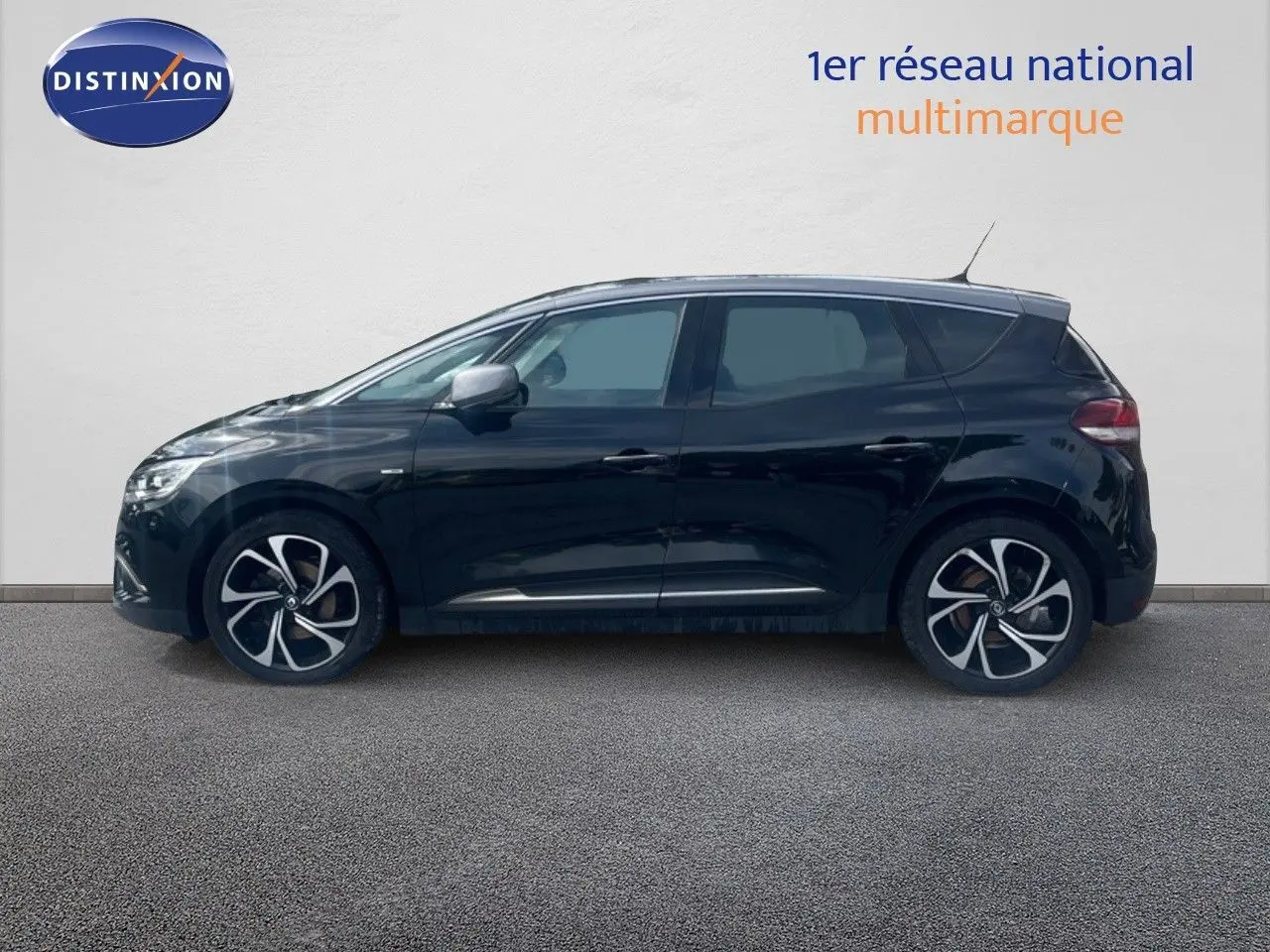 Profil côté gauche d'un Renault Scénic IV noir 2017 avec jantes stylisées et rétroviseurs argentés sur fond neutre.