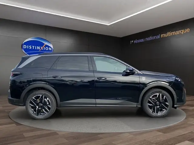 Profil latéral droit du Peugeot 5008 2025 noir Perla Nera, avec jantes alu 19'' et vitres arrière surteintées.