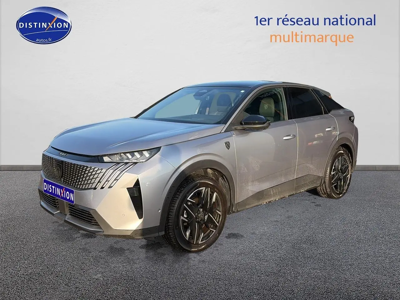 Peugeot 3008 gris en 3/4 avant droit, jantes alu noires et calandre distinctive au design moderne.
