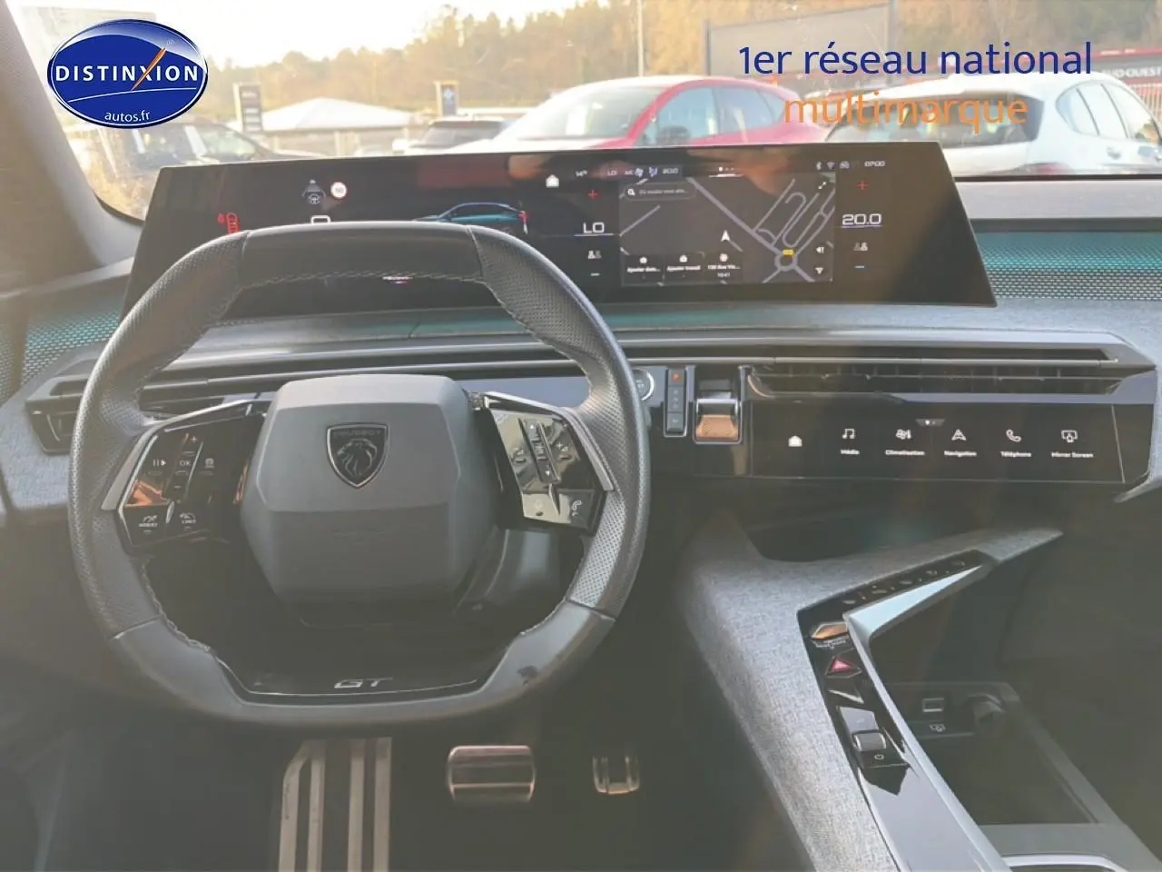 Vue intérieure du tableau de bord du Peugeot 3008 gris 2025, avec volant cuir multifonction et écran tactile large.