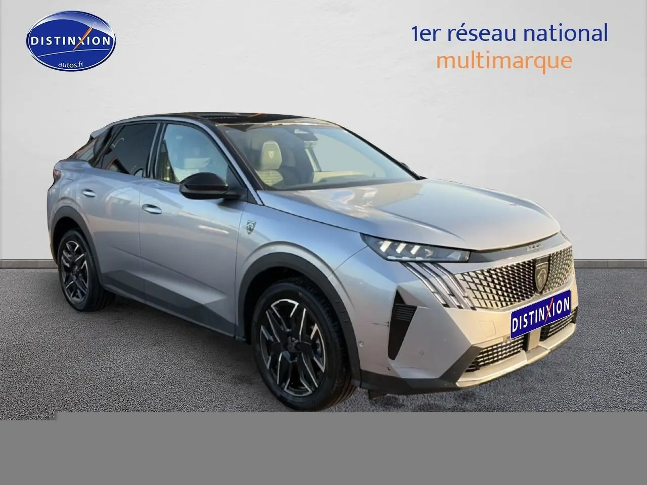 Peugeot 3008 gris 3/4 avant droit, avec calandre distinctive et jantes alu noires, toit noir brillant.