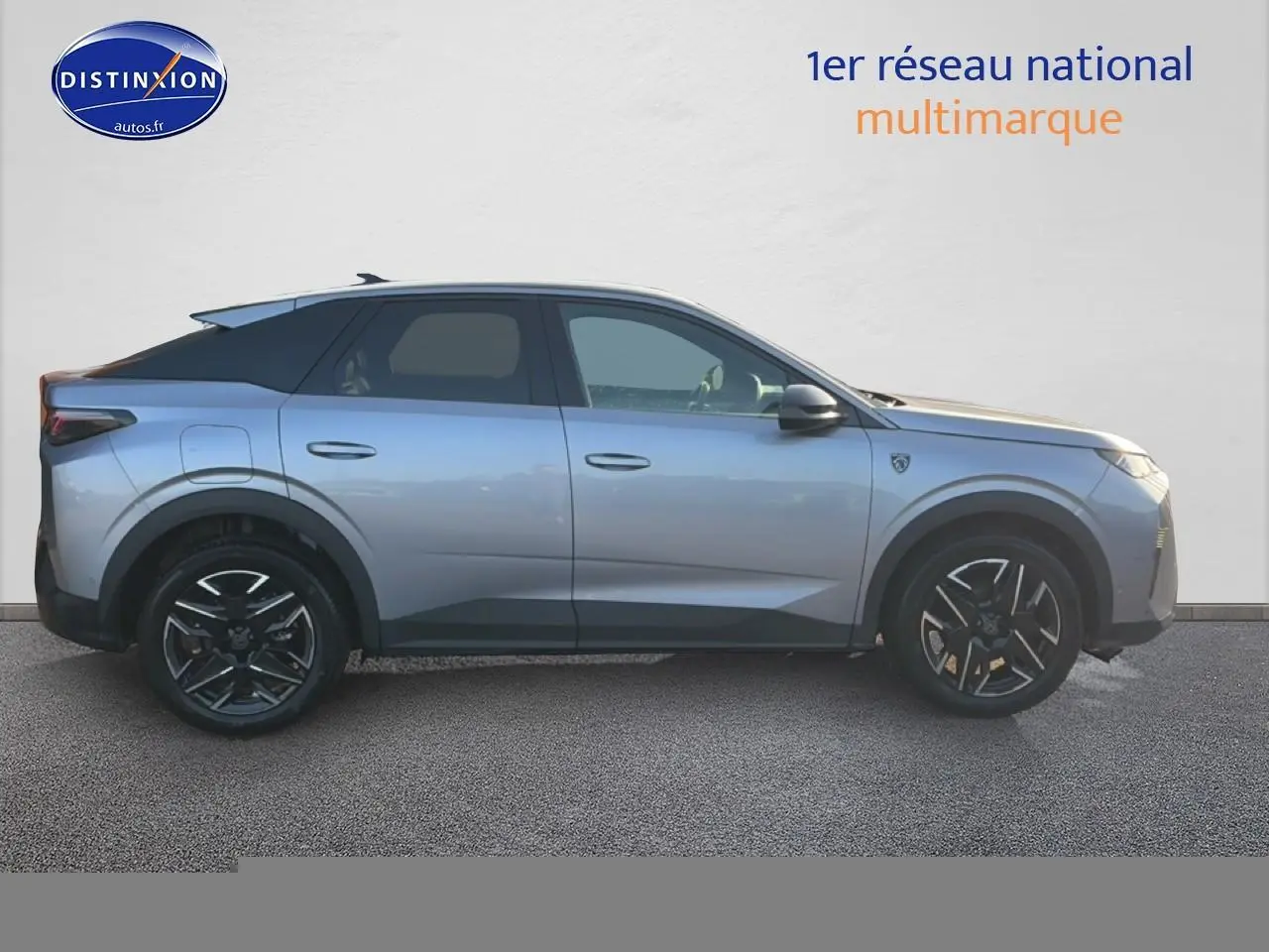 Vue de profil côté gauche d’un Peugeot 3008 gris 2025 avec jantes alliage noires et toit noir.