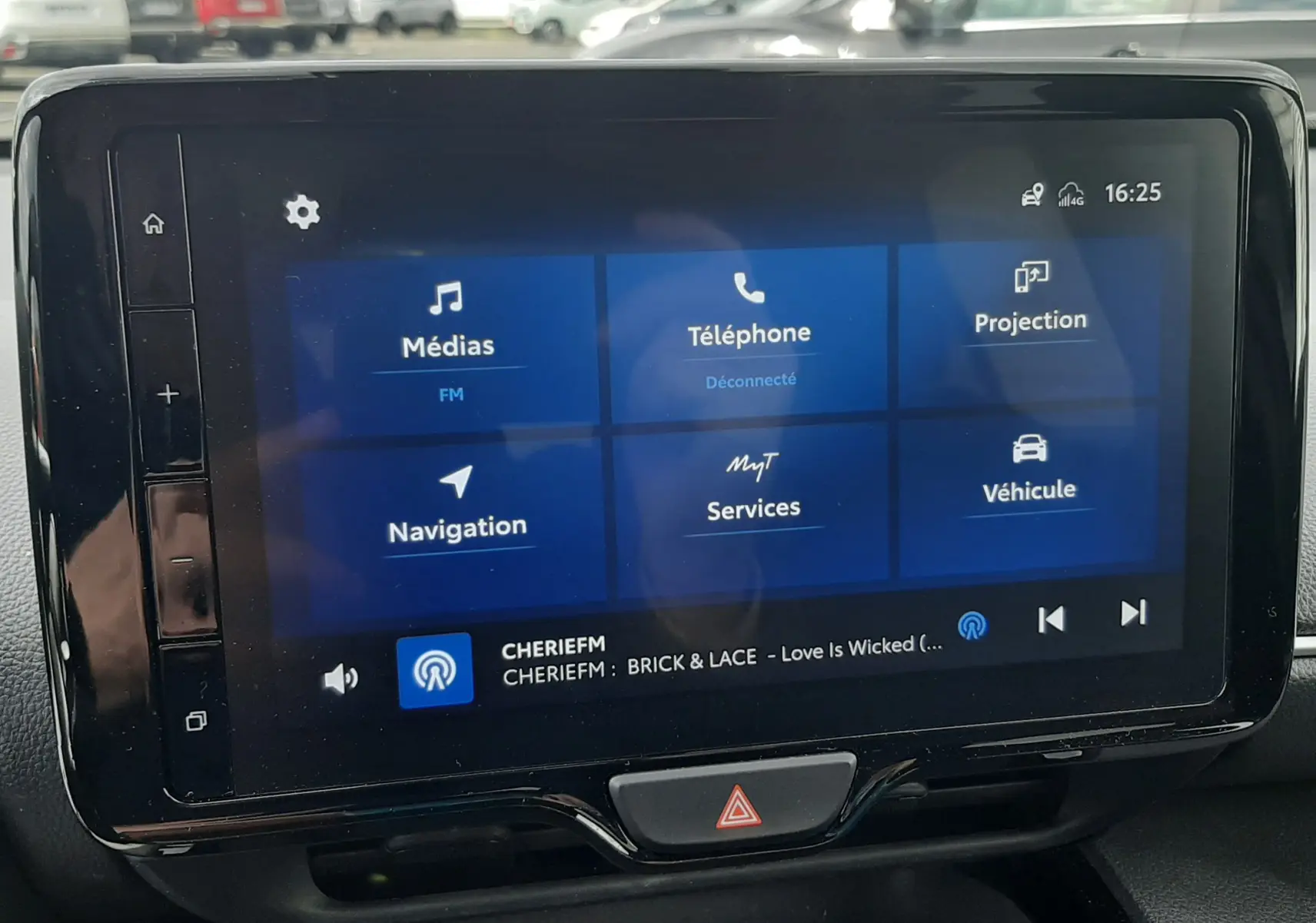 Écran tactile central de la Toyota Yaris Cross 2024 affichant les menus médias, téléphone et navigation.