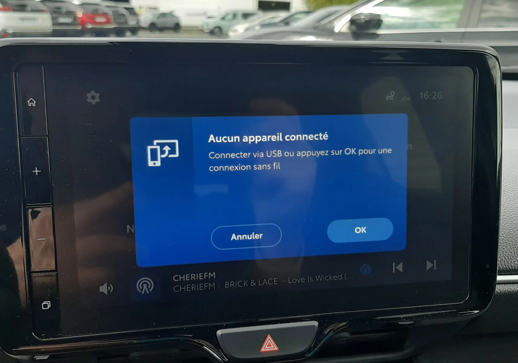 Écran tactile central de la Toyota Yaris Cross 2024 affichant un message de connexion USB, intérieur gris visible.