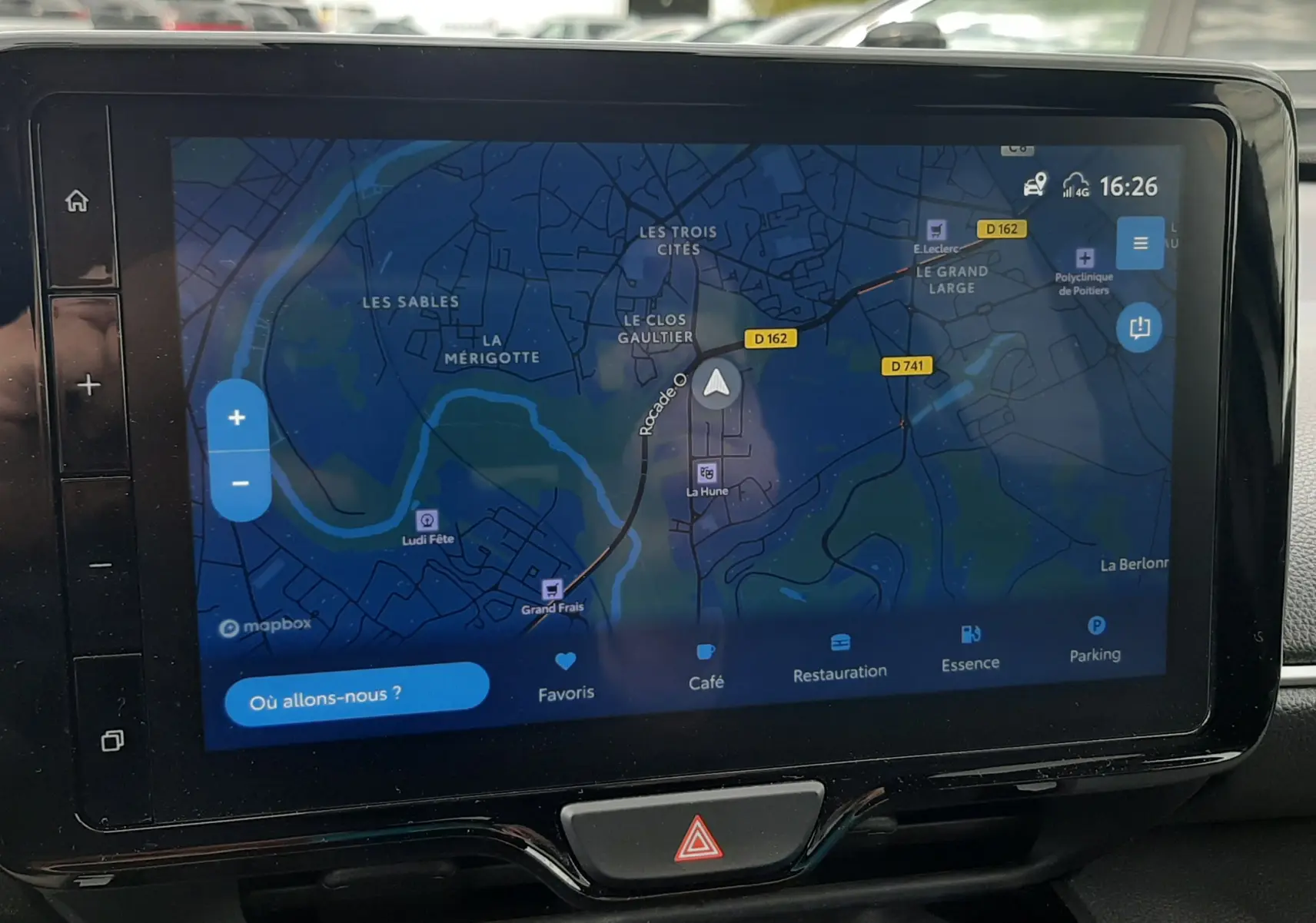 Écran tactile central affichant la navigation GPS dans une Toyota Yaris Cross 2024, intérieur gris.