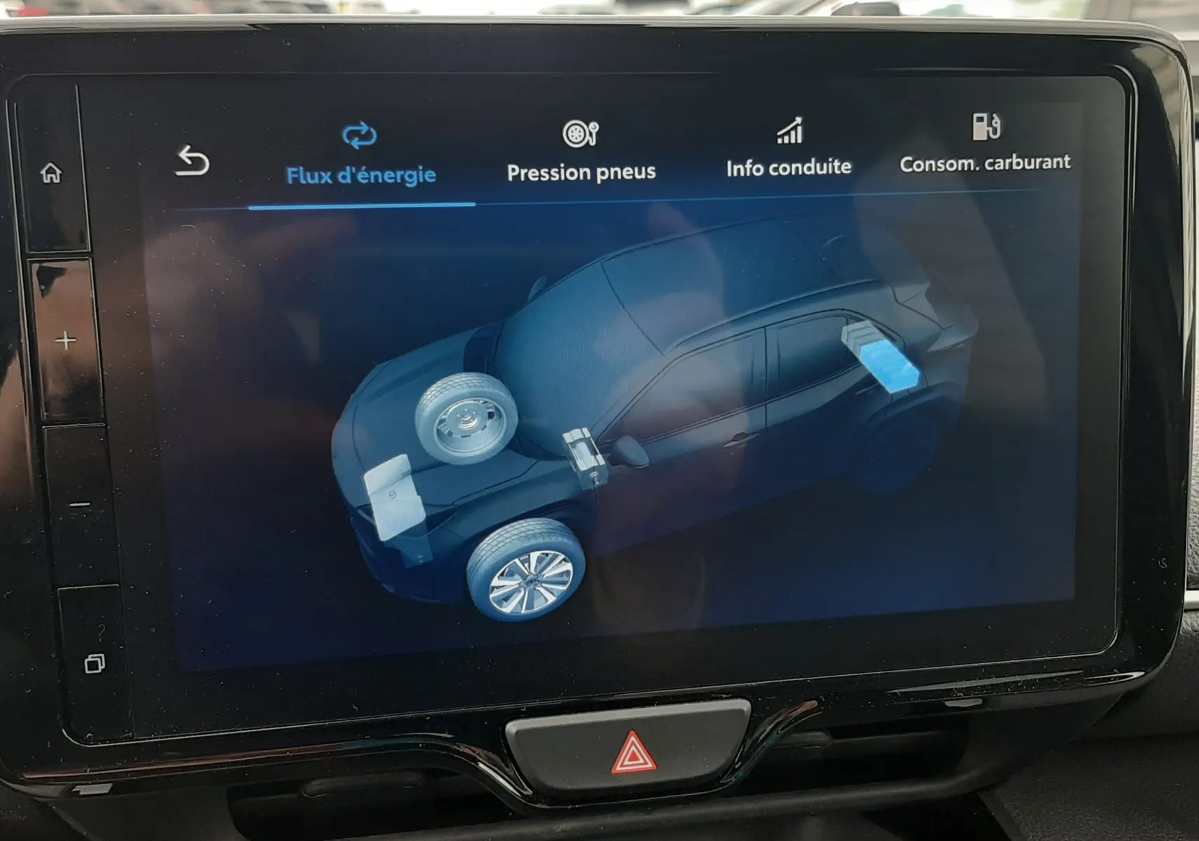 Écran tactile intérieur montrant le flux d'énergie d'une Toyota Yaris Cross 2024 en gris atlas métal.