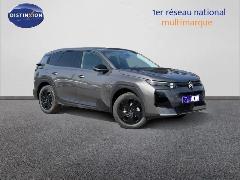 Citroën C5 Aircross gris Platinium en 3/4 avant droit, avec jantes noires et calandre distinctive moderne.