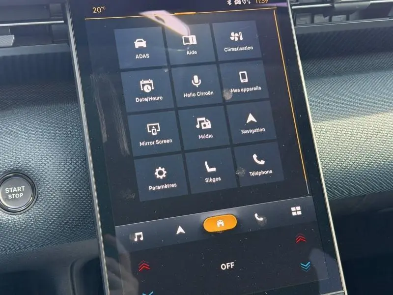 Vue rapprochée de l’écran tactile central du Citroën C5 Aircross gris Platinium, affichant le menu principal multimédia.