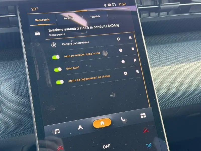 Écran tactile central du Citroën C5 Aircross 2026 affichant les options d’aide à la conduite dans un intérieur gris.