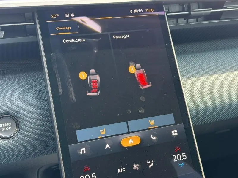 Écran tactile intérieur du Citroën C5 Aircross gris Platinium montrant le réglage du chauffage des sièges conducteur et passager.