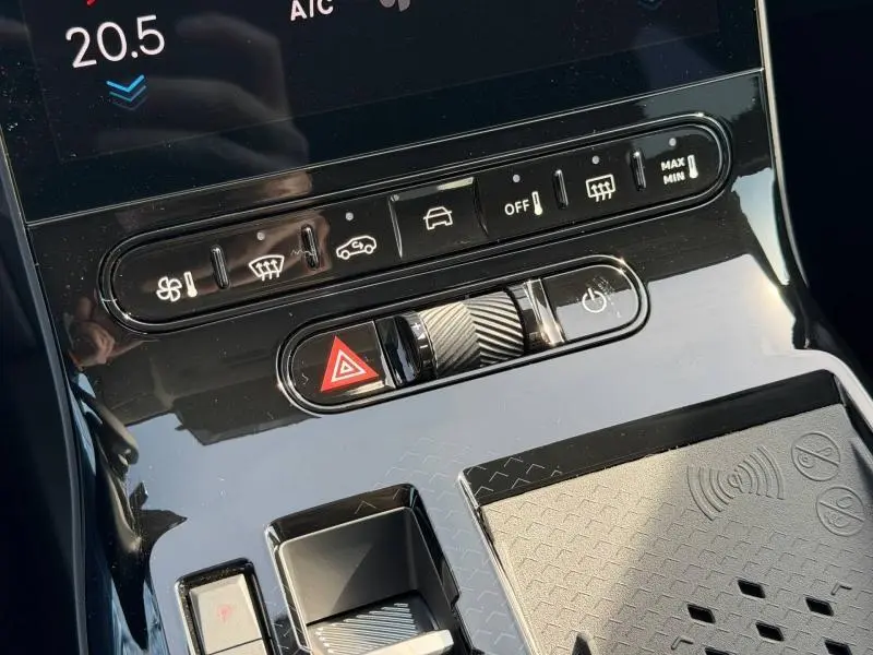 Détail de la console centrale noire brillante du Citroën C5 Aircross gris Platinium, avec commandes climatisation et bouton de danger.