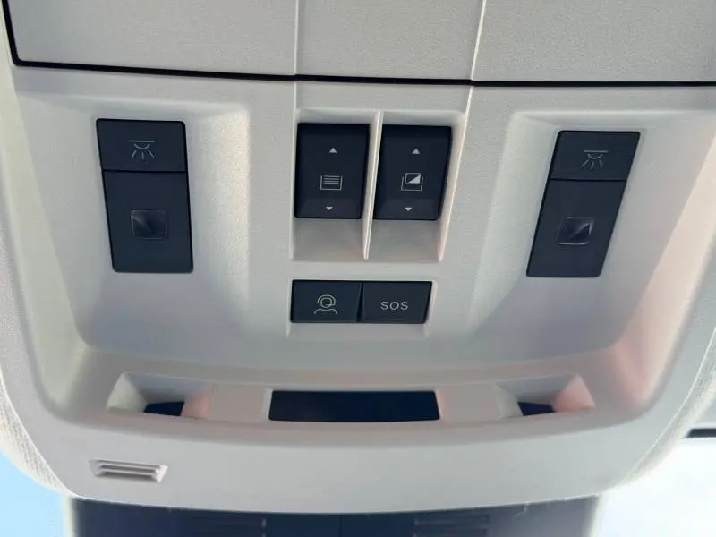 Vue en gros plan du panneau de commandes au plafond intérieur du Citroën C5 Aircross gris Platinium, avec boutons d’éclairage et SOS.