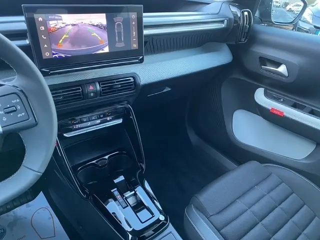 Intérieur avant droit de la Citroën C3 Hybrid 145 gris foncé, avec écran tactile affichant la caméra de recul.