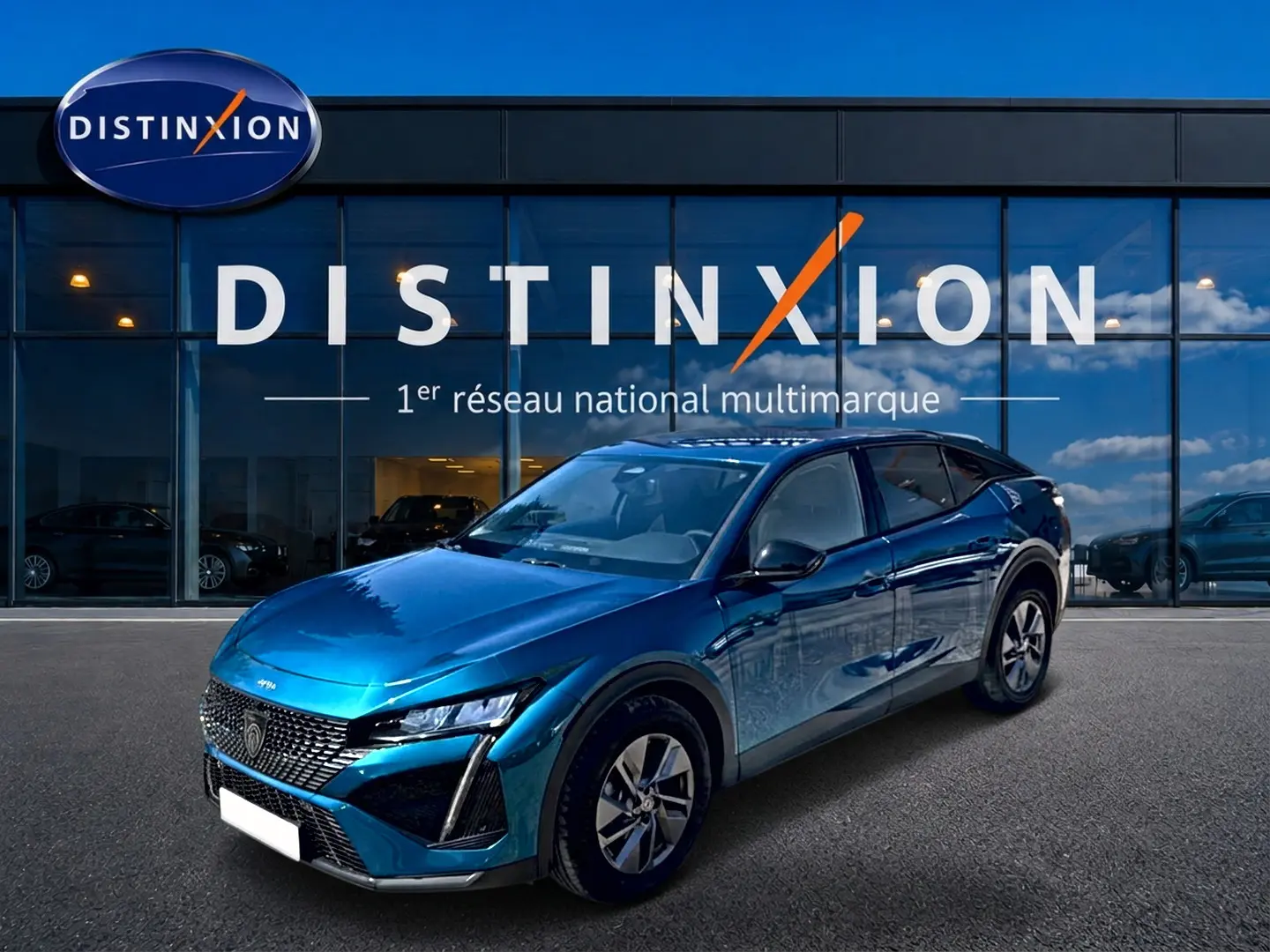 PEUGEOT 408 Hybrid 145 allure e-dcs6 bleu en 3/4 avant droit, avec calandre distinctive et jantes alu visibles.