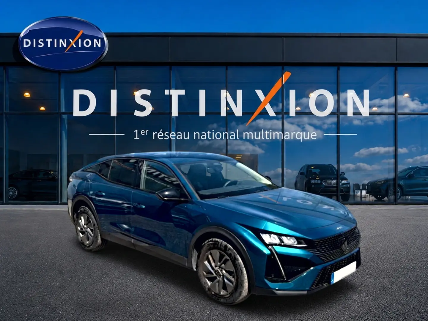 Peugeot 408 Hybrid 145 allure bleu vue 3/4 avant droit devant vitrine Distinxion.