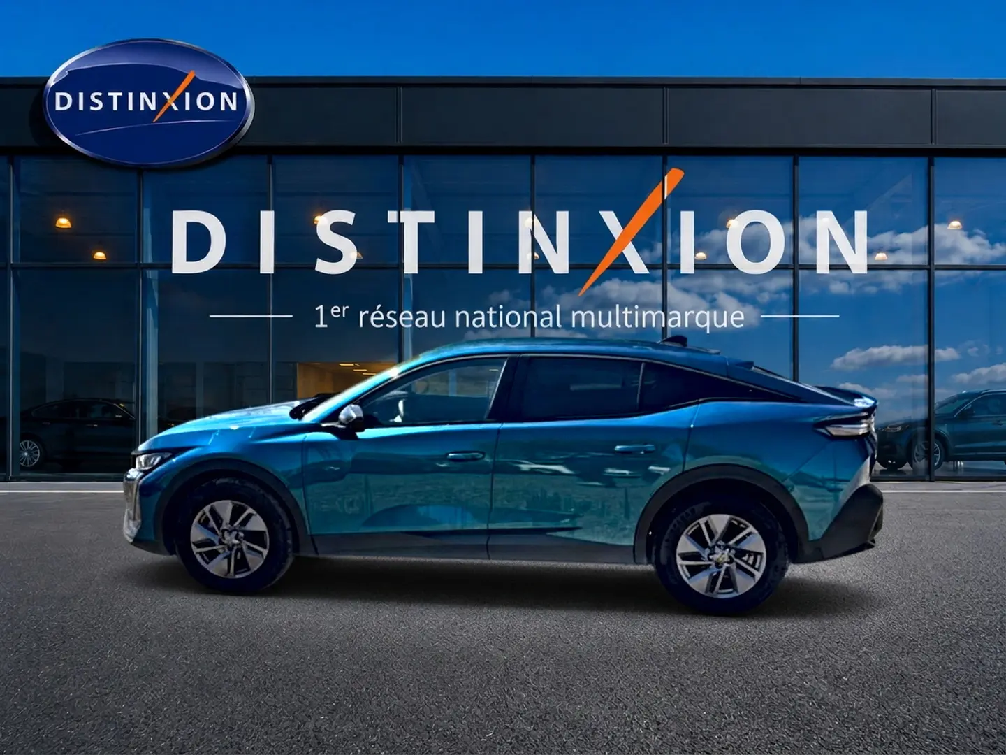 Peugeot 408 Hybrid 145 allure e-dcs6 bleu en profil droit devant une vitrine avec logo Distinxion.