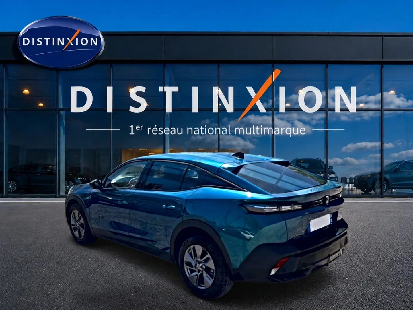 Vue 3/4 arrière droite d'une Peugeot 408 Hybrid 145 allure e-dcs6 bleu devant une vitrine Distinxion.