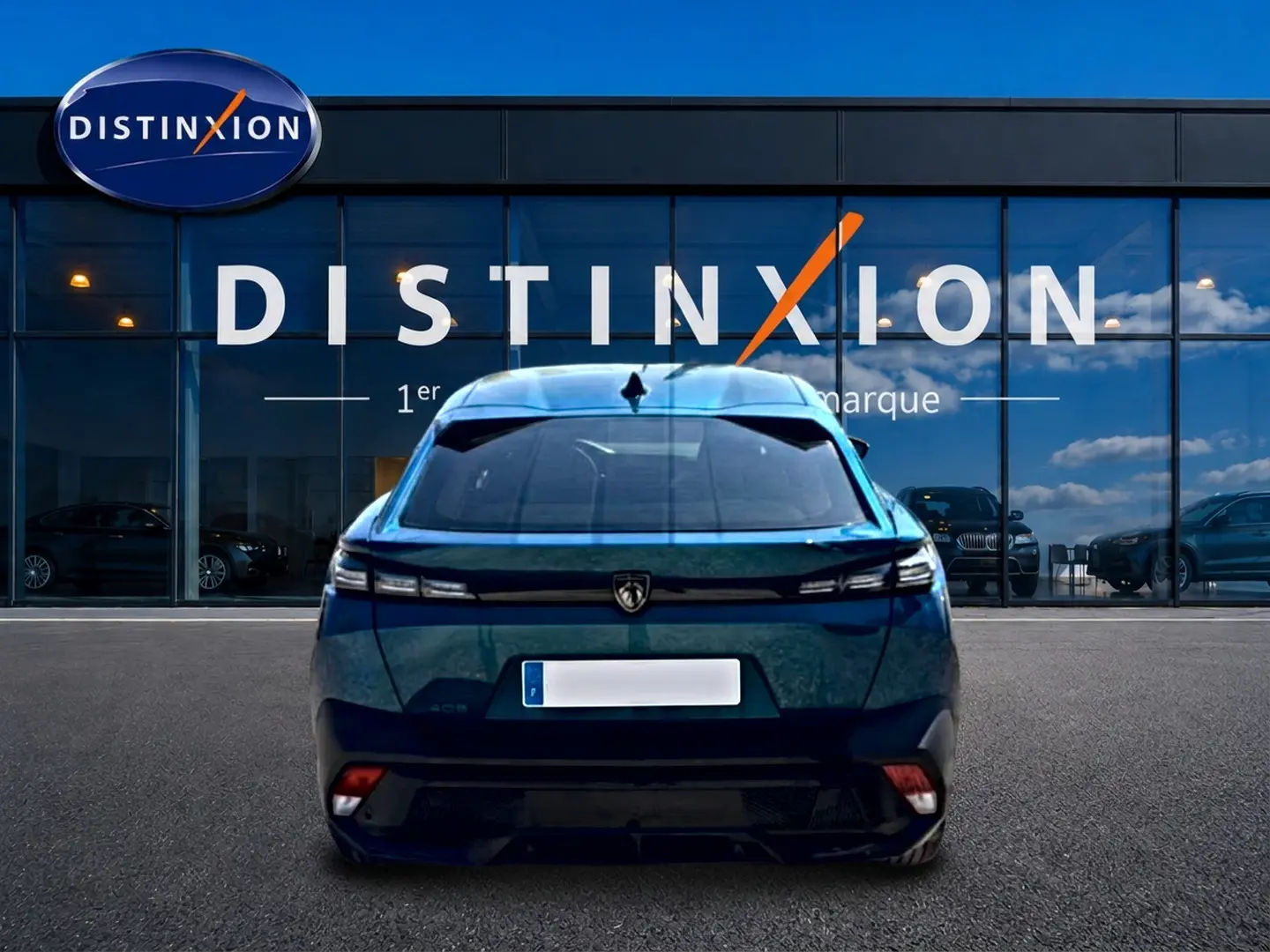 Vue arrière d'une Peugeot 408 Hybrid 145 allure e-dcs6 bleu, avec feux LED et lunette arrière surteintée.