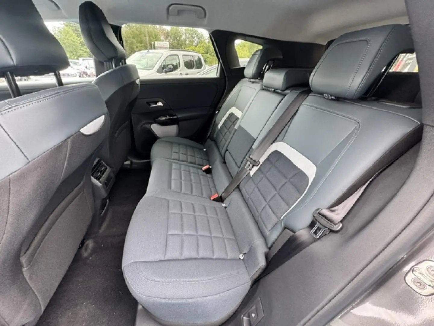 Vue intérieure côté droit de la banquette arrière gris bleu du Citroën C5 Aircross 2026 avec ceinture de sécurité visible.