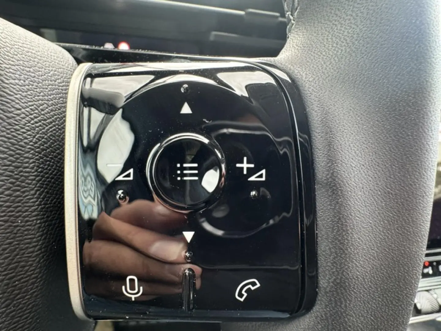 Gros plan sur les commandes noires du volant du Citroën C5 Aircross gris Platinium, avec boutons de volume et appel.