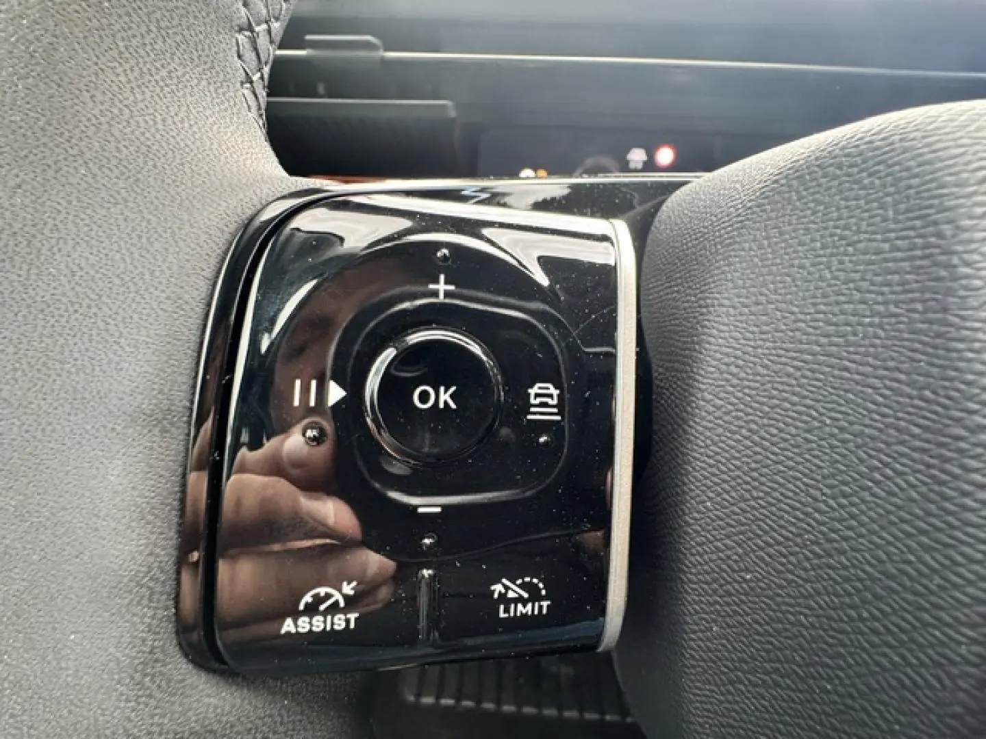 Gros plan sur les commandes noires du volant multifonction du Citroën C5 Aircross gris Platinium.