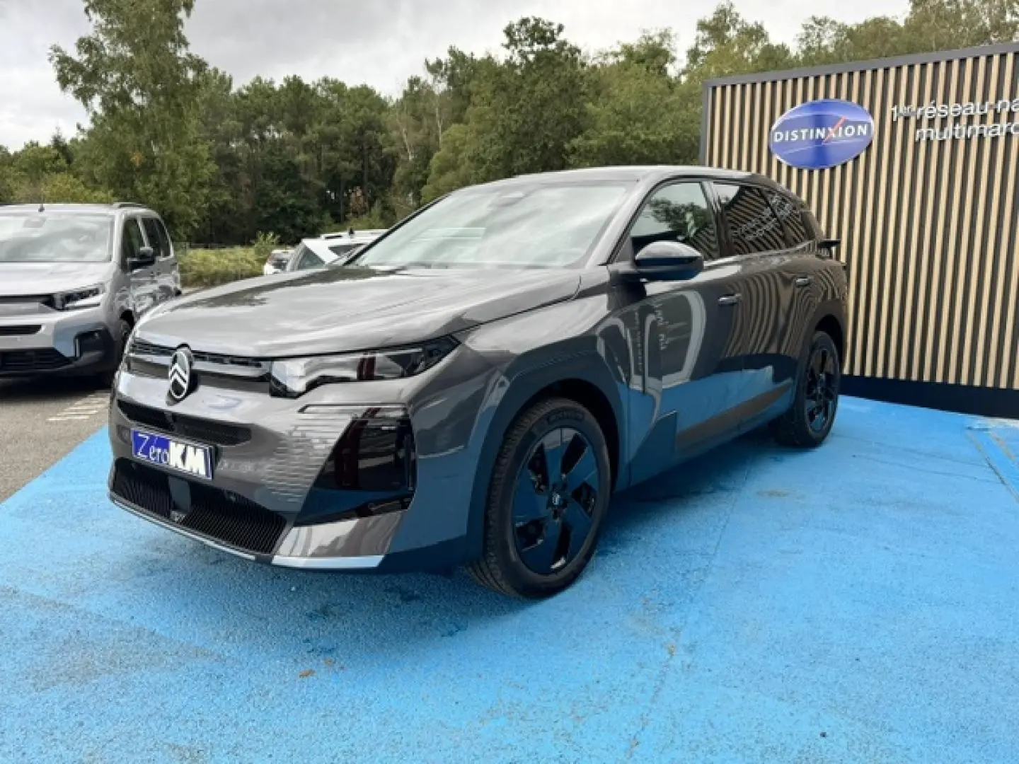 Citroën C5 Aircross gris Platinium en 3/4 avant droit, avec jantes noires et calandre distinctive moderne.