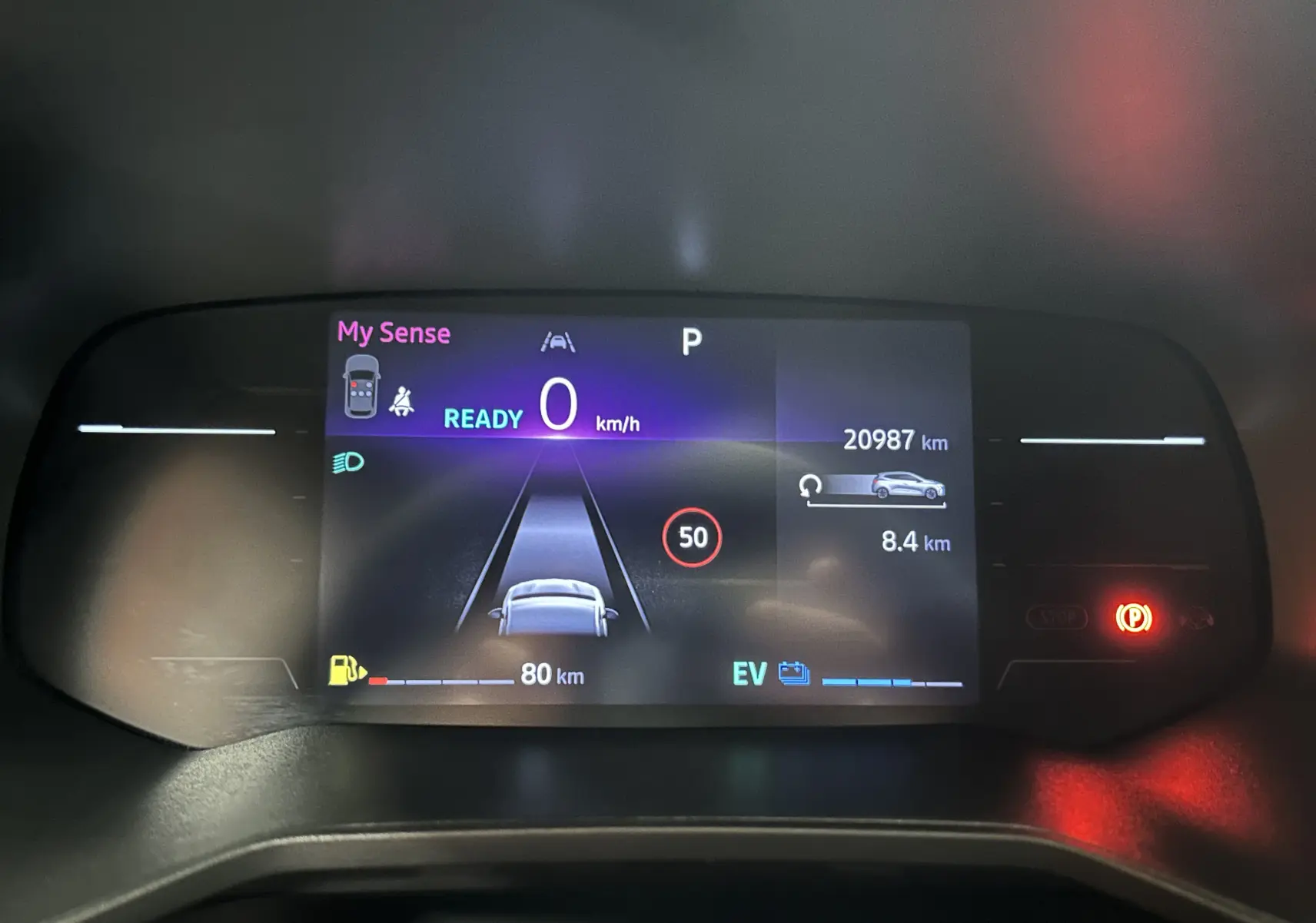 Tableau de bord numérique de Renault Clio V hybride, affichant 0 km/h, 20987 km au compteur et indicateurs de conduite.