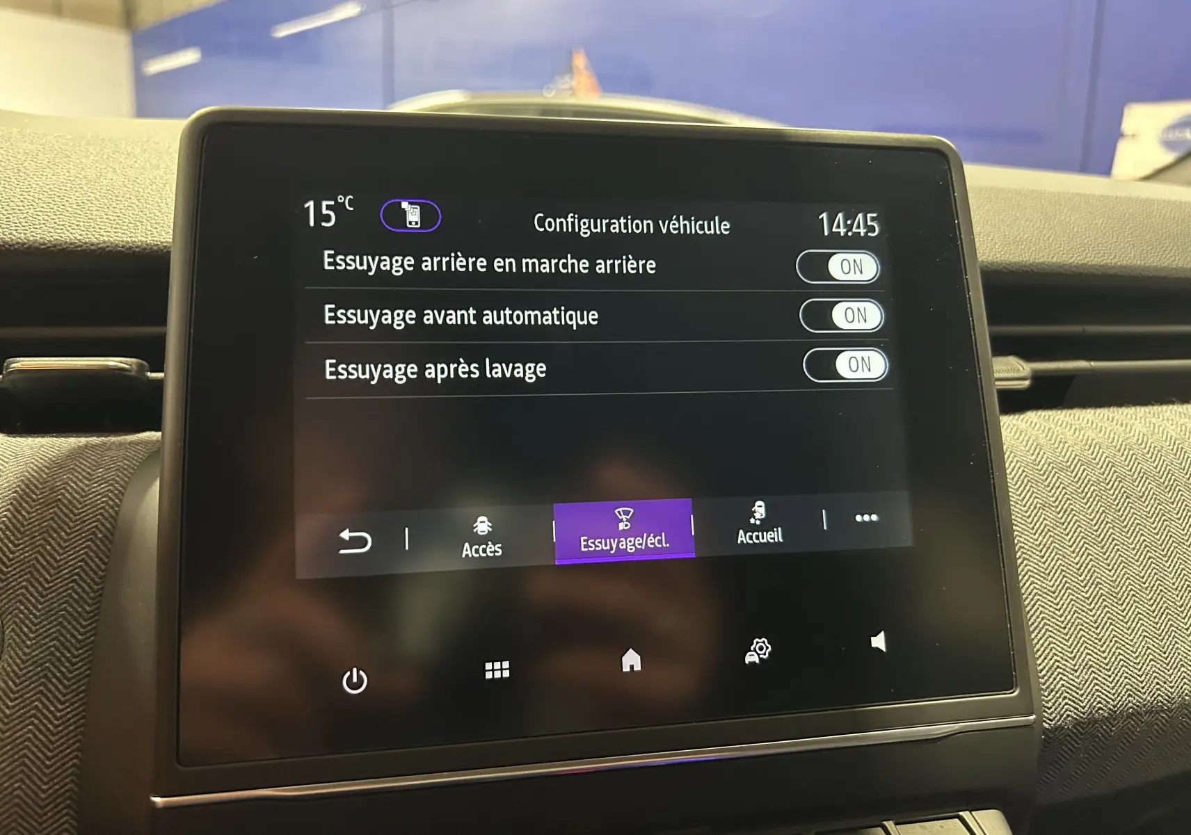 Écran tactile central de la Renault Clio V gris Rafale montrant les réglages d'essuyage automatique et arrière.