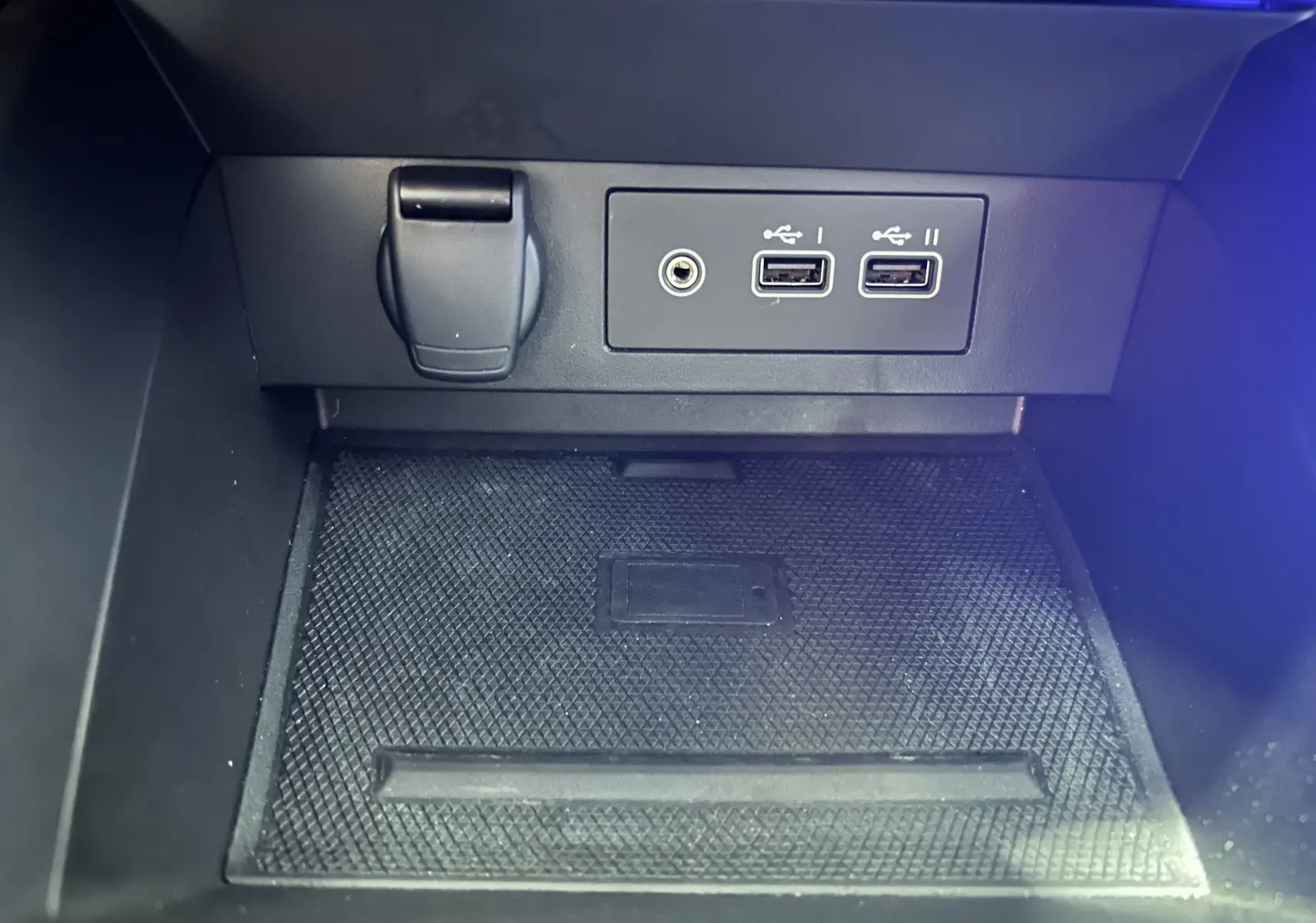 Vue rapprochée de la console centrale de la Renault Clio V gris Rafale, montrant deux ports USB et une prise auxiliaire.