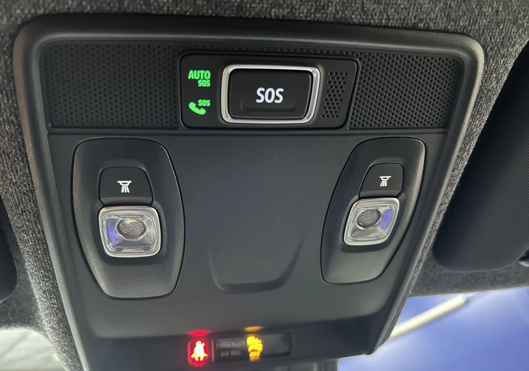 Vue en gros plan du plafonnier intérieur noir avec bouton SOS et éclairages de lecture dans une Renault Clio V gris rafale.