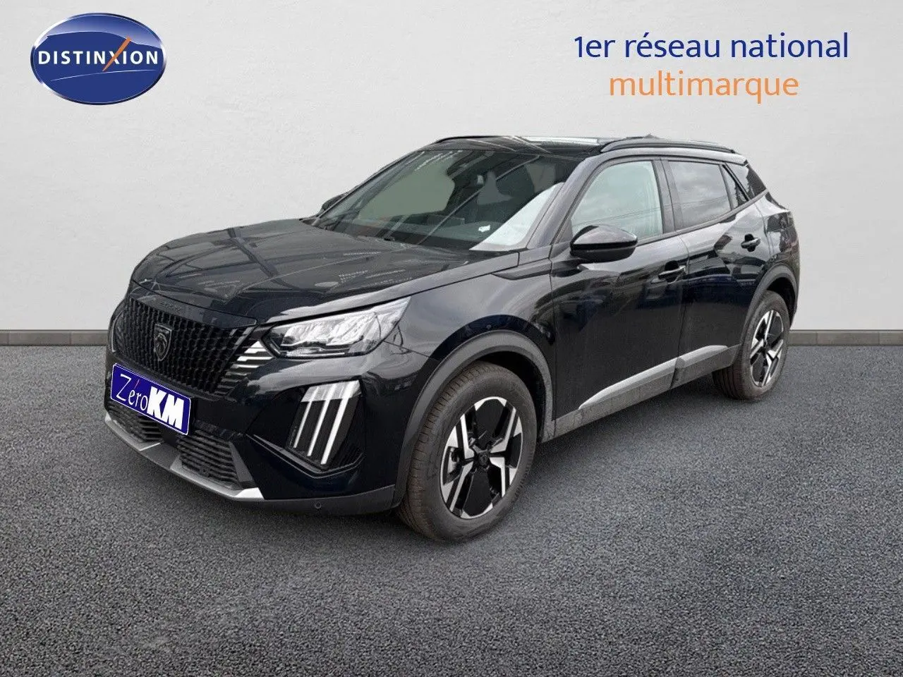 Peugeot 2008 noir métal en 3/4 avant droit, avec jantes bicolores et signature lumineuse verticale distinctive.