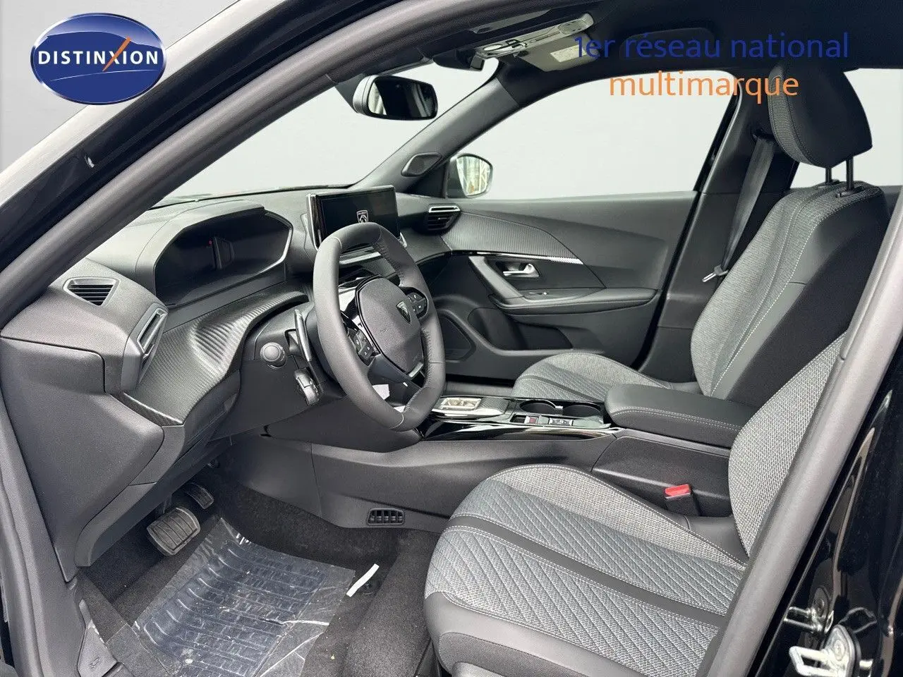 Intérieur du Peugeot 2008 Hybrid 136ch Allure 2025 en noir métal, vue côté gauche montrant tableau de bord et sièges tissu gris.