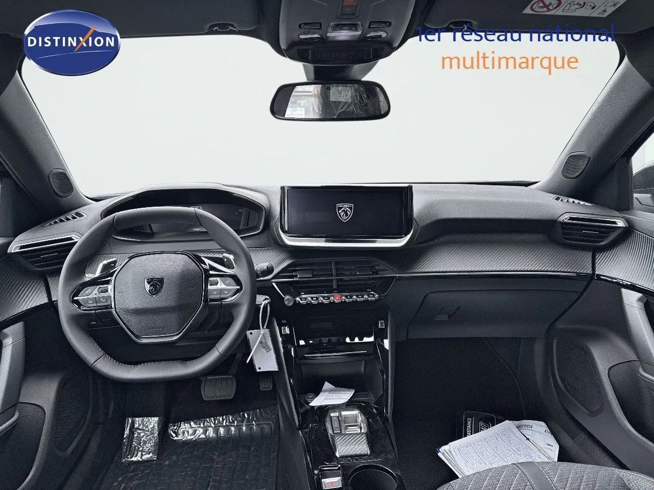 Intérieur noir du Peugeot 2008 Hybrid 136ch Allure 2025 vu de face, avec tableau de bord moderne et écran central tactile.