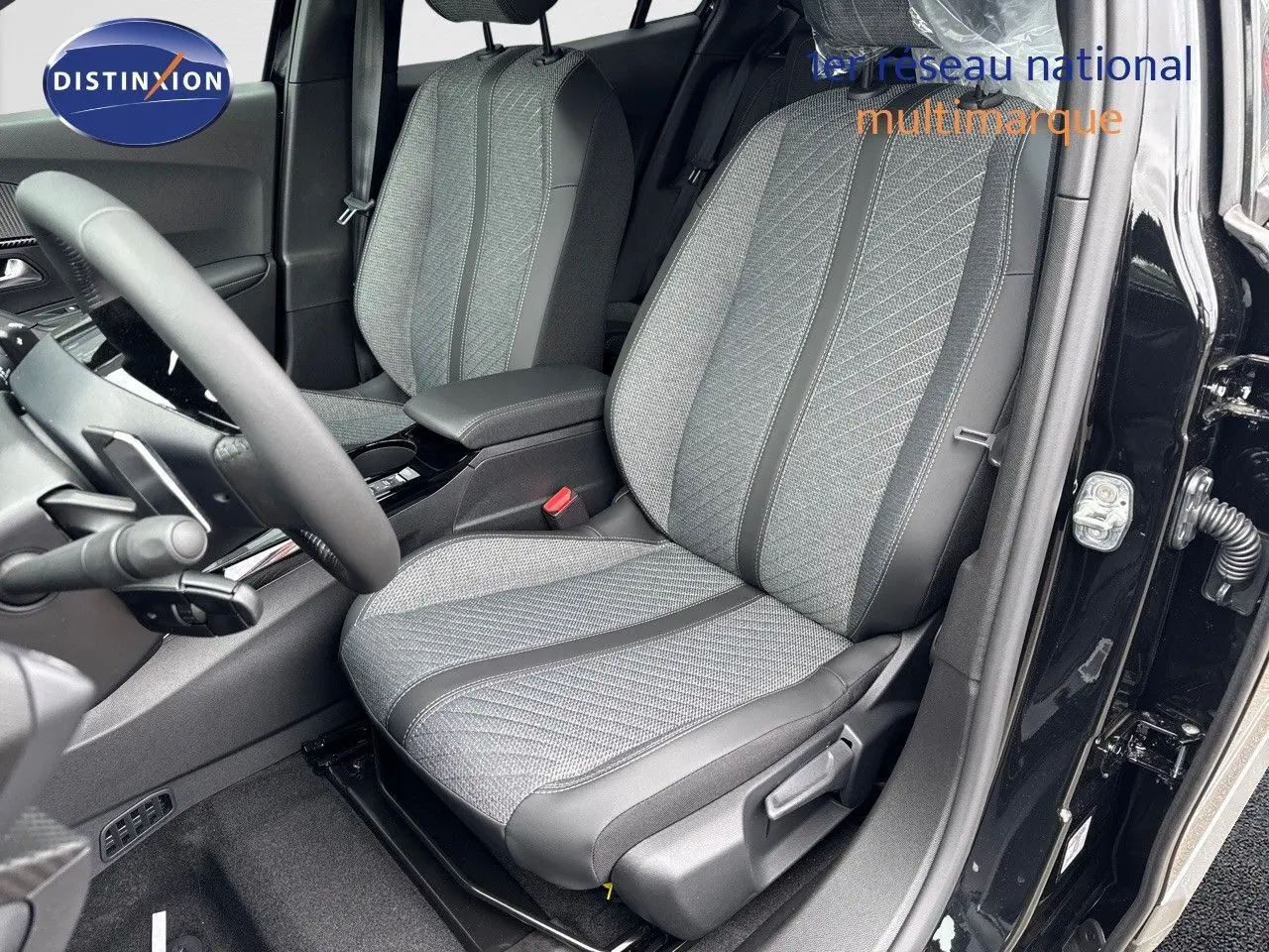 Intérieur du PEUGEOT 2008 noir métal, vue côté conducteur, sièges tissu gris avec surpiqûres et cuir noir.