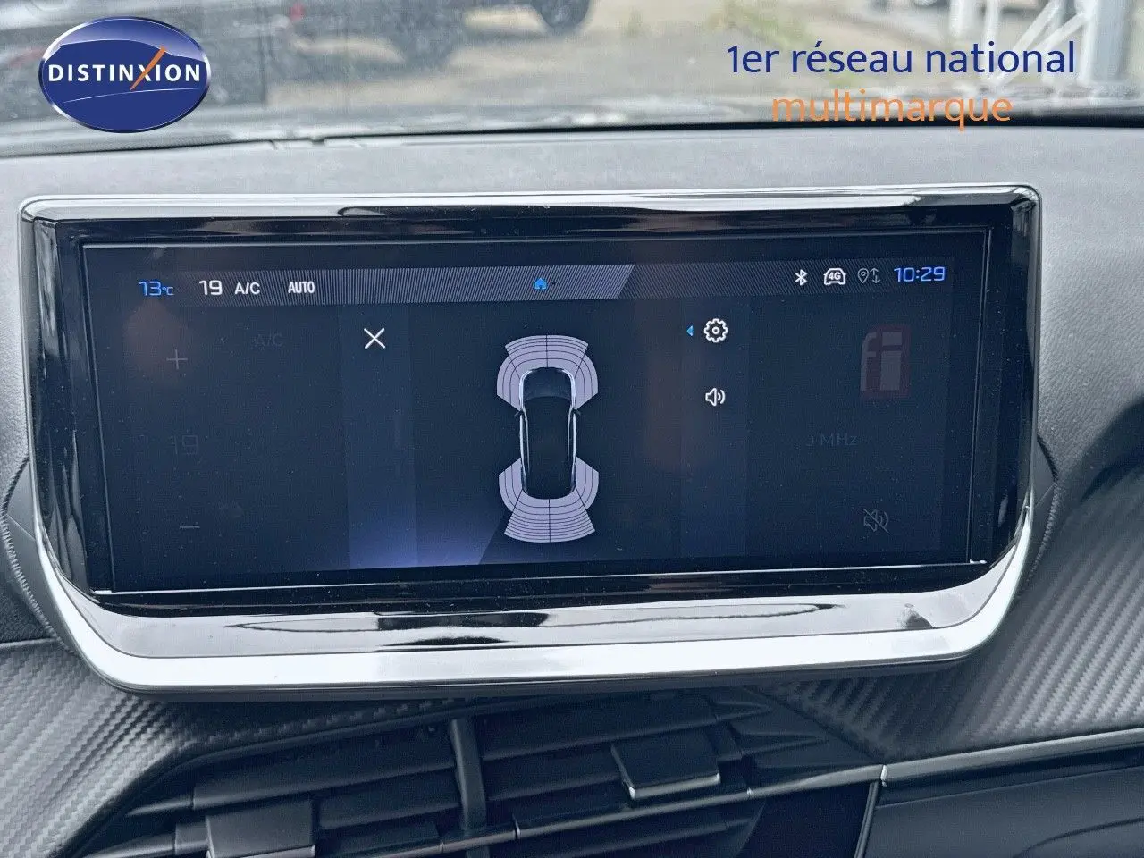 Écran tactile central du Peugeot 2008 Hybrid 136ch Allure 2025 affichant la détection des obstacles en mode parking.