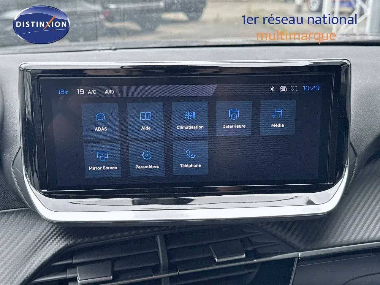 Écran tactile central affichant les options multimédia et climatisation dans un Peugeot 2008 noir métal 2025.