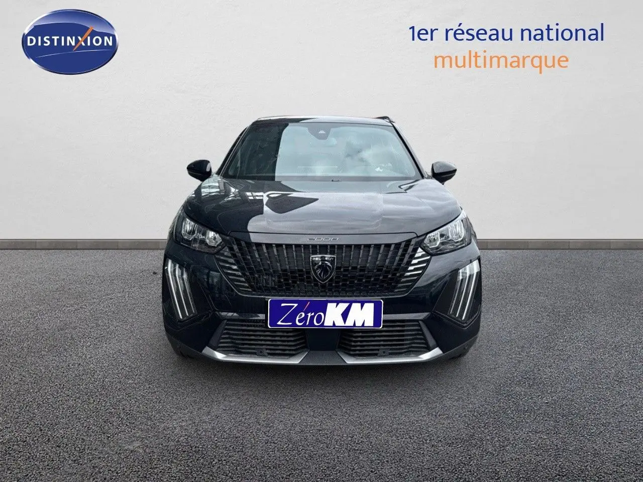 Vue frontale du Peugeot 2008 Hybrid 136ch Allure noir métal avec calandre distinctive et feux LED verticaux.
