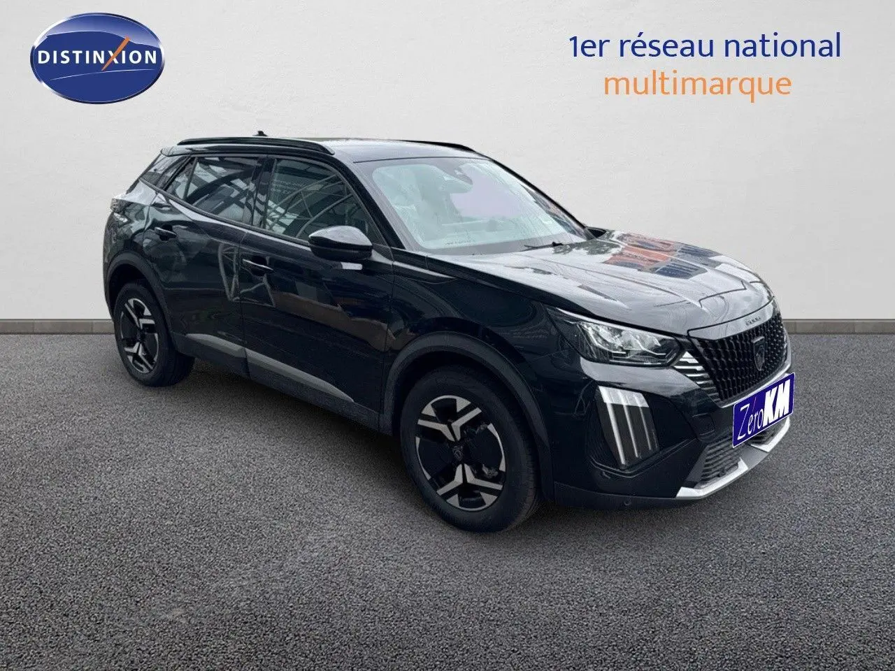 Peugeot 2008 Hybrid noir métal en 3/4 avant droit, mettant en valeur ses jantes bi-ton et ses feux LED verticaux.