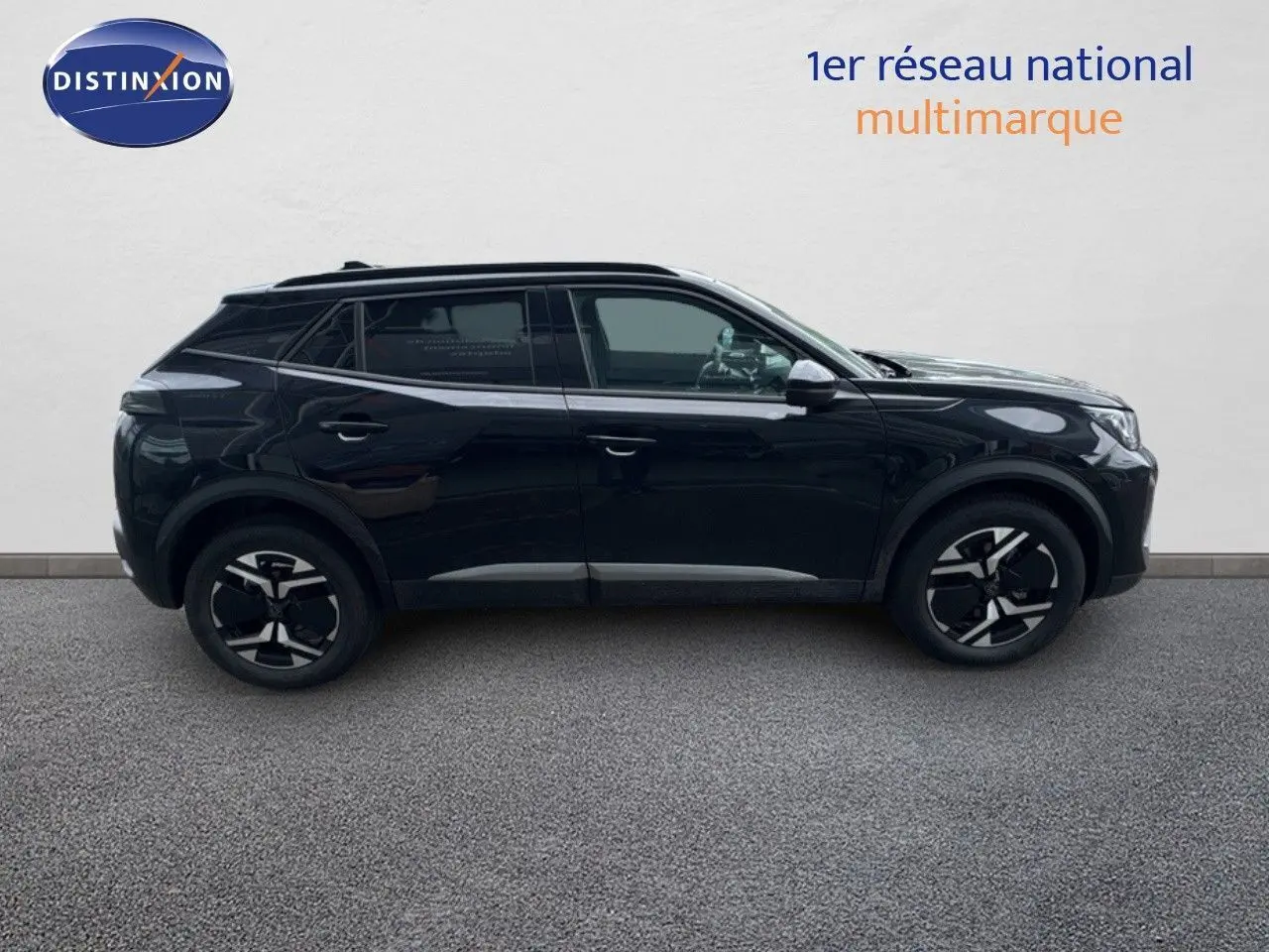 Profil droit du Peugeot 2008 Hybrid 136ch Allure noir métal avec jantes alliage et lignes épurées visibles.