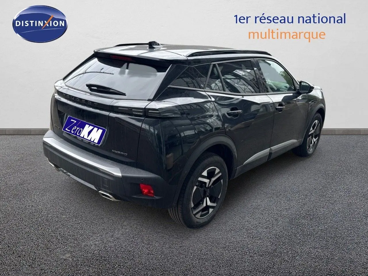 Vue 3/4 arrière droite du Peugeot 2008 Hybrid 136ch noir métal avec jantes biton et toit panoramique.