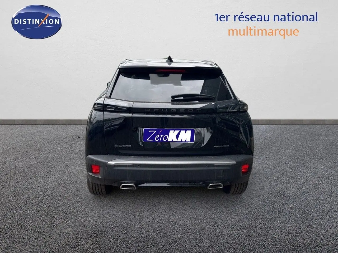 Vue arrière du Peugeot 2008 HYBRID 136CH Allure noir métal, soulignant ses feux et double sortie d'échappement.