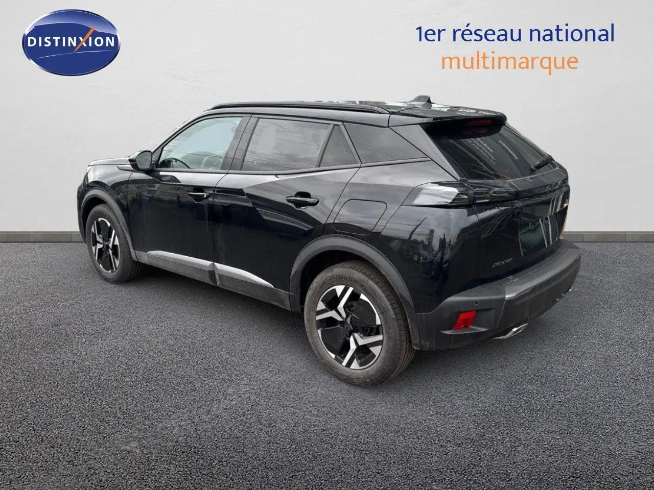 Peugeot 2008 noir métal en 3/4 arrière côté gauche, soulignant ses jantes bi-ton et lignes modernes.