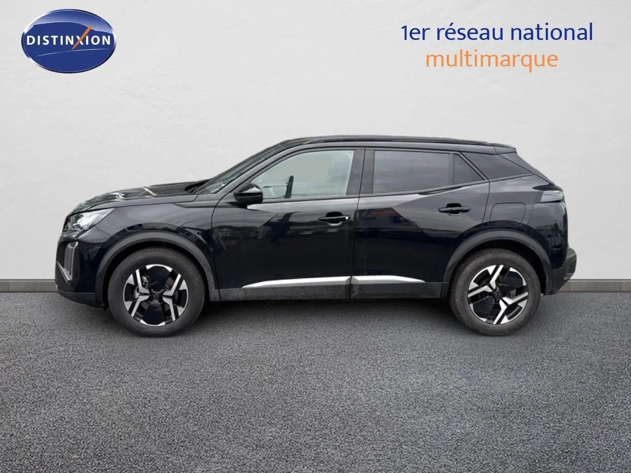 Profil côté gauche d'un Peugeot 2008 HYBRID 136CH Allure noir métal, soulignant ses jantes modernes et lignes épurées.