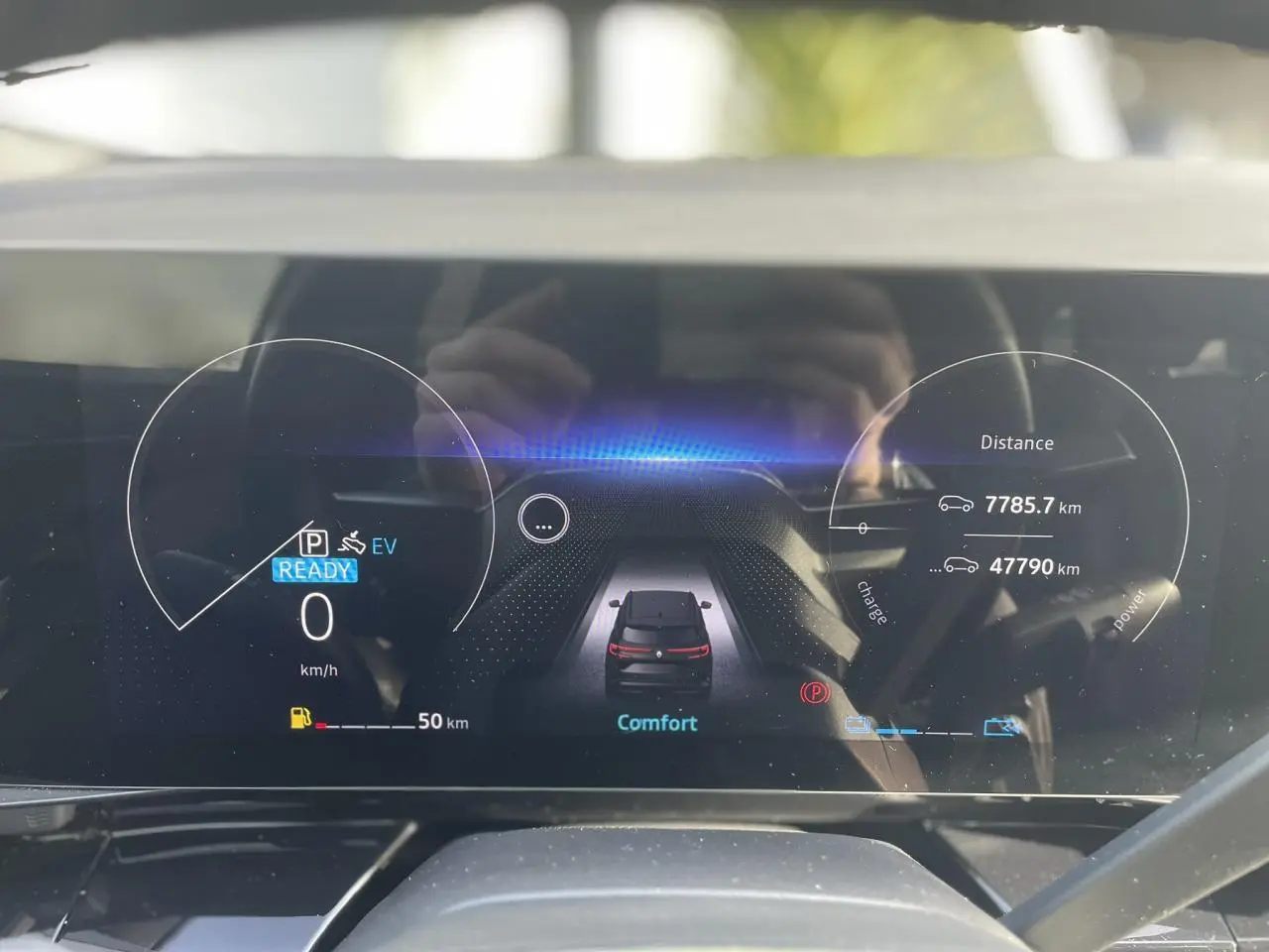 Tableau de bord numérique de Renault Espace noir étoile 2024 affichant mode confort et informations de distance.