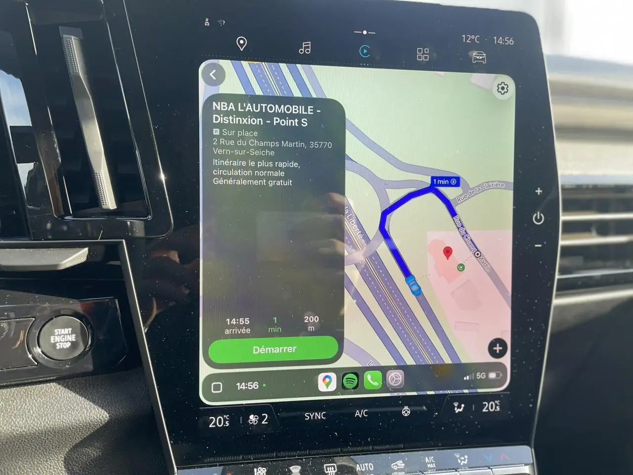 Écran tactile central du Renault Espace noir étoilé 2024 affichant la navigation GPS en vue rapprochée.