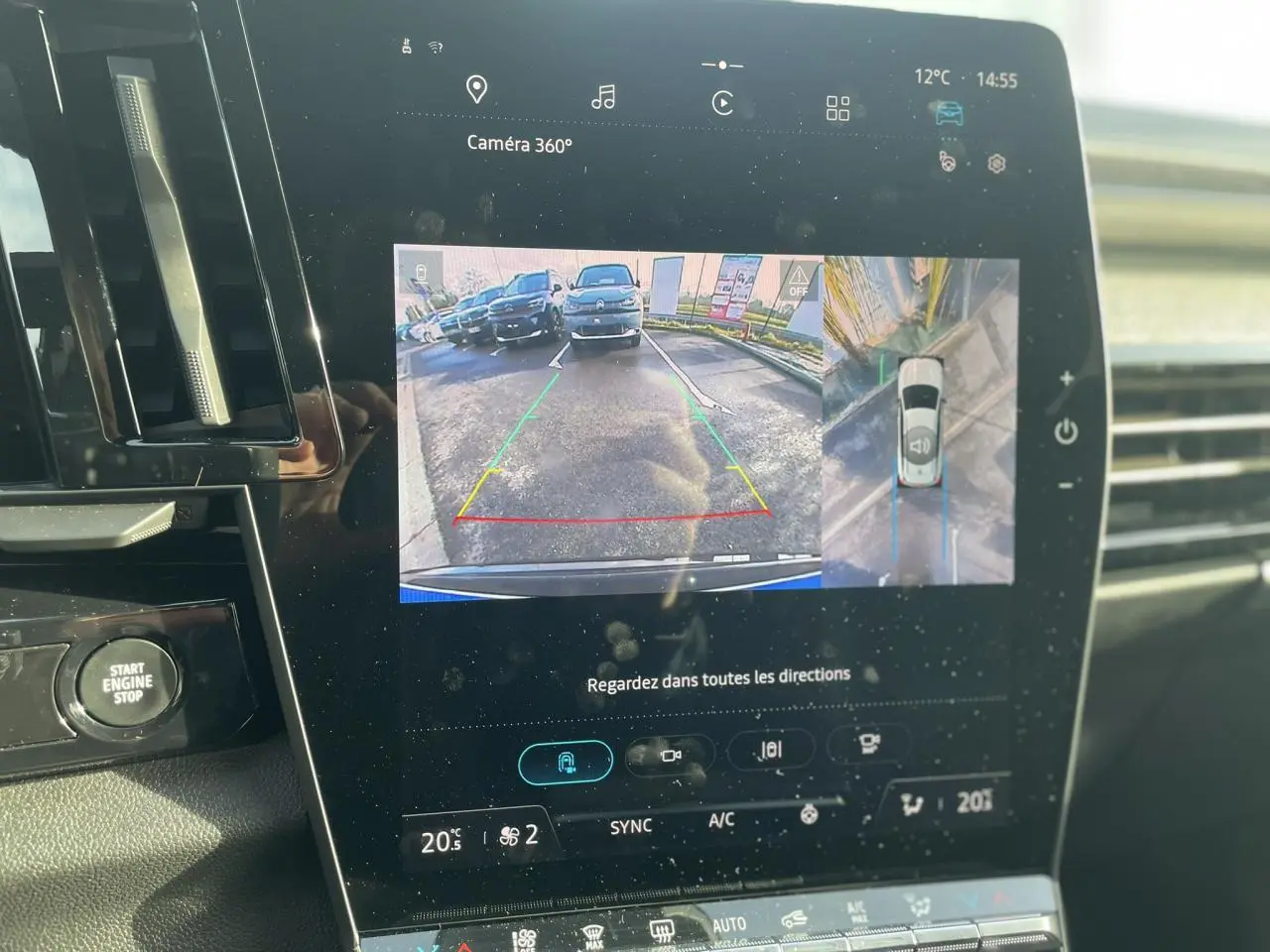 Écran tactile intérieur montrant la caméra 360° du Renault Espace noir étoilé, avec vue arrière et plan 3D du véhicule.